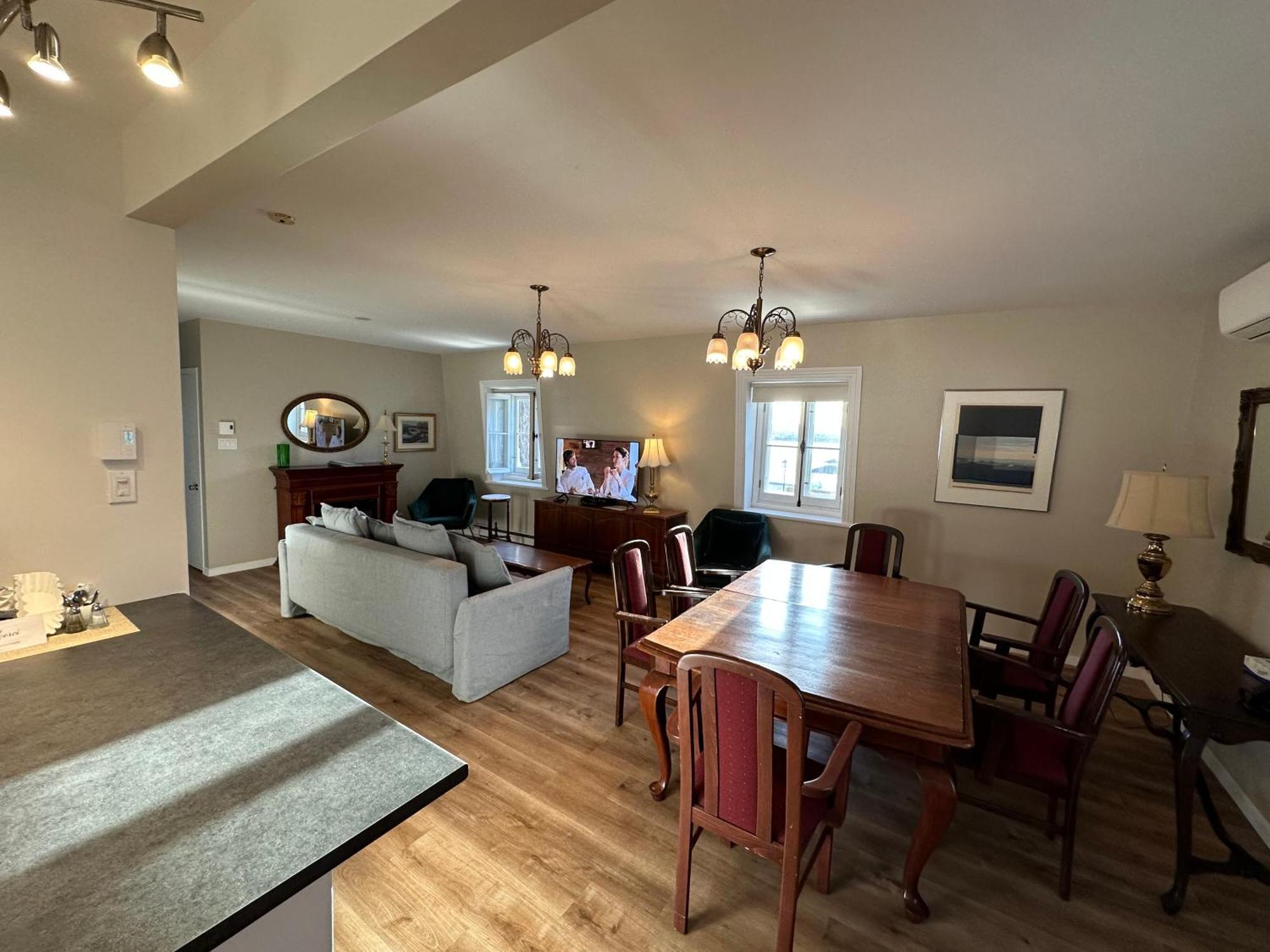 Goeliche Hotel Et Appartement Saint-Laurent-de-l'ile d'Orleans 外观 照片