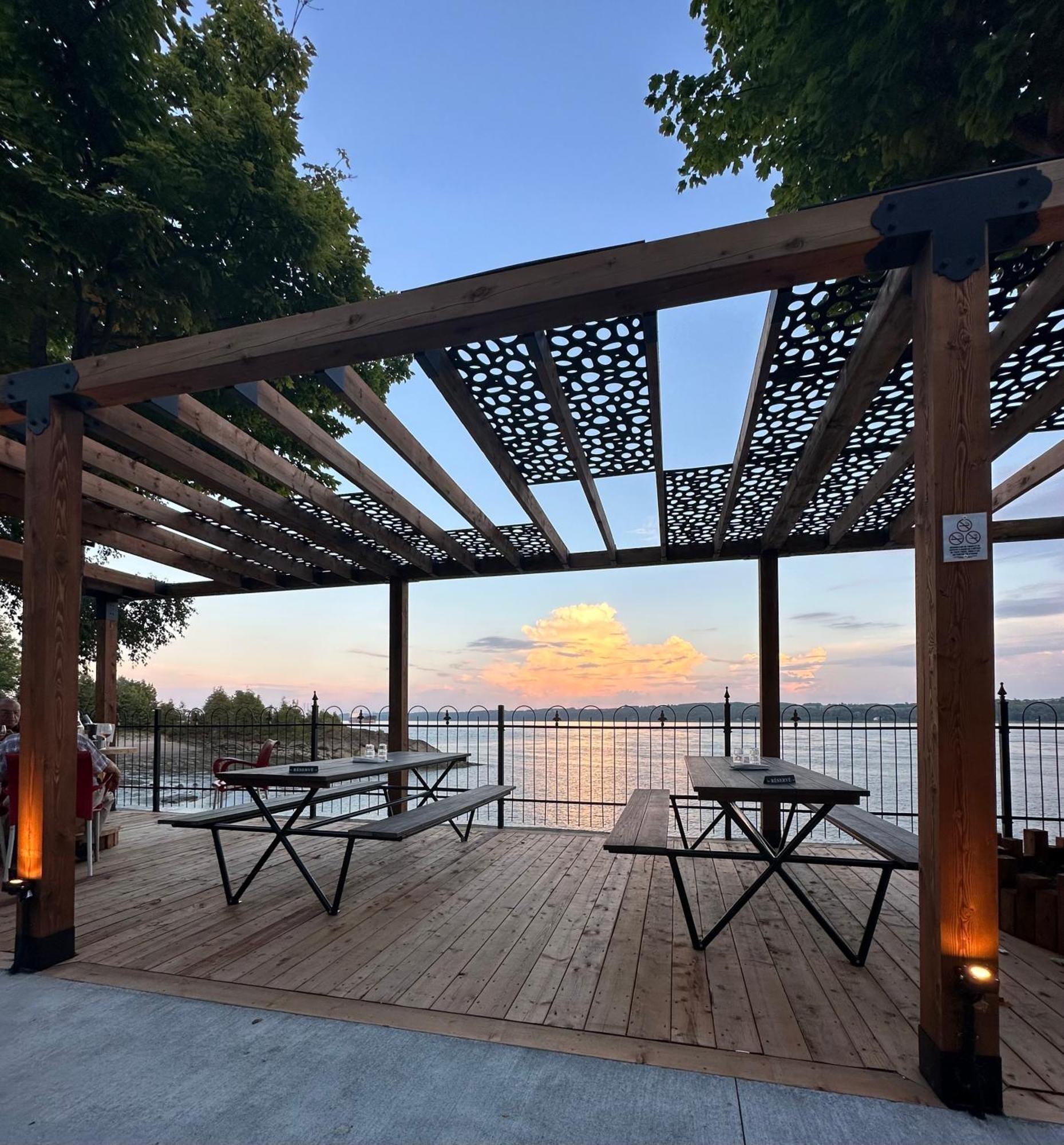 Goeliche Hotel Et Appartement Saint-Laurent-de-l'ile d'Orleans 外观 照片