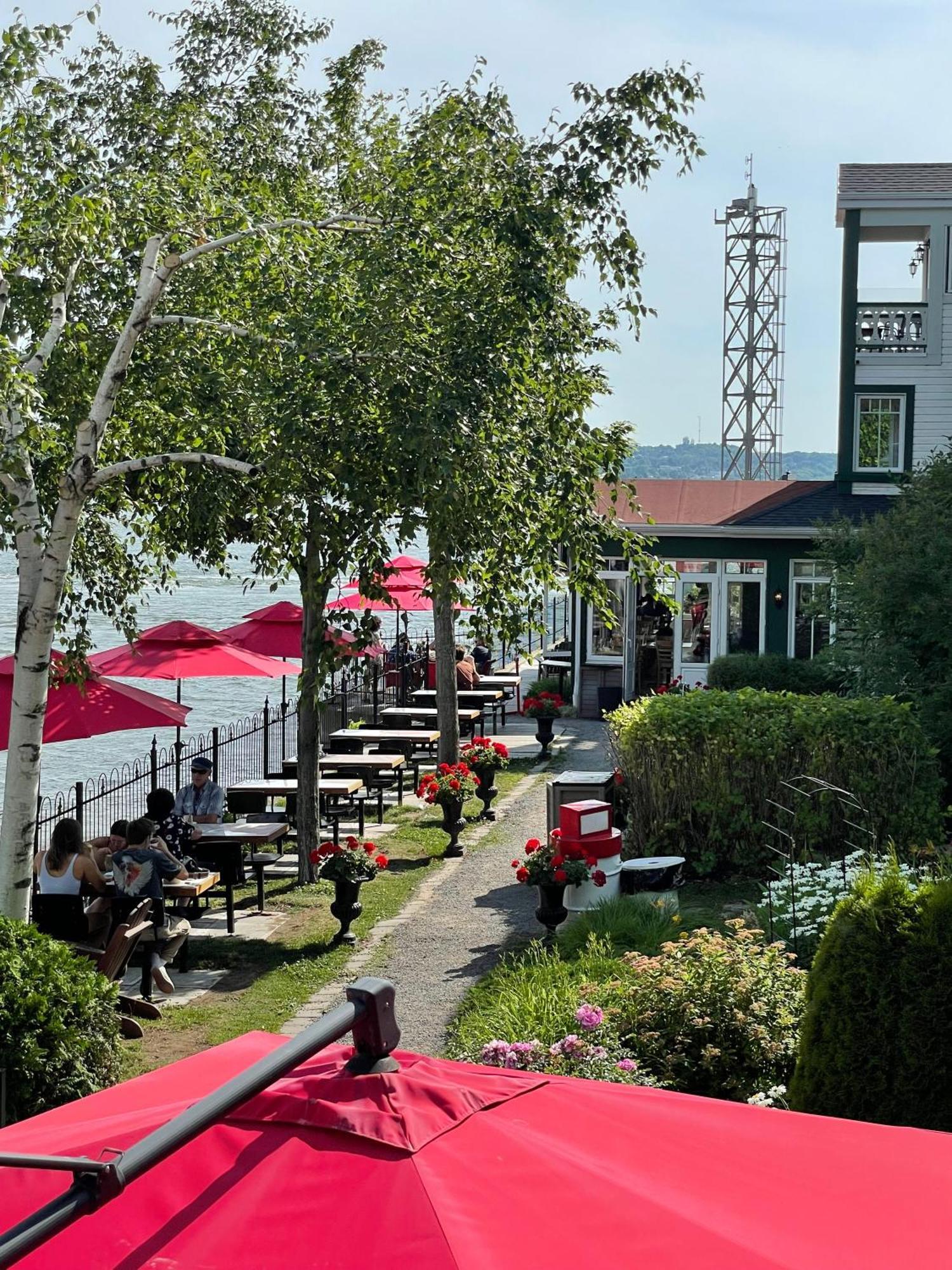Goeliche Hotel Et Appartement Saint-Laurent-de-l'ile d'Orleans 外观 照片